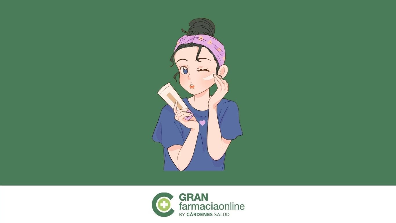 mujer aplicando crema en la cara
